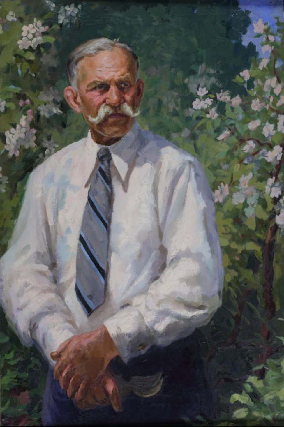 Дано победренное изображение стоящего среди цветущих яблонь пожилого человека с пышными седыми усами, в светлой рубашке с полосатым галстуком. В руках - садовые ножницы.