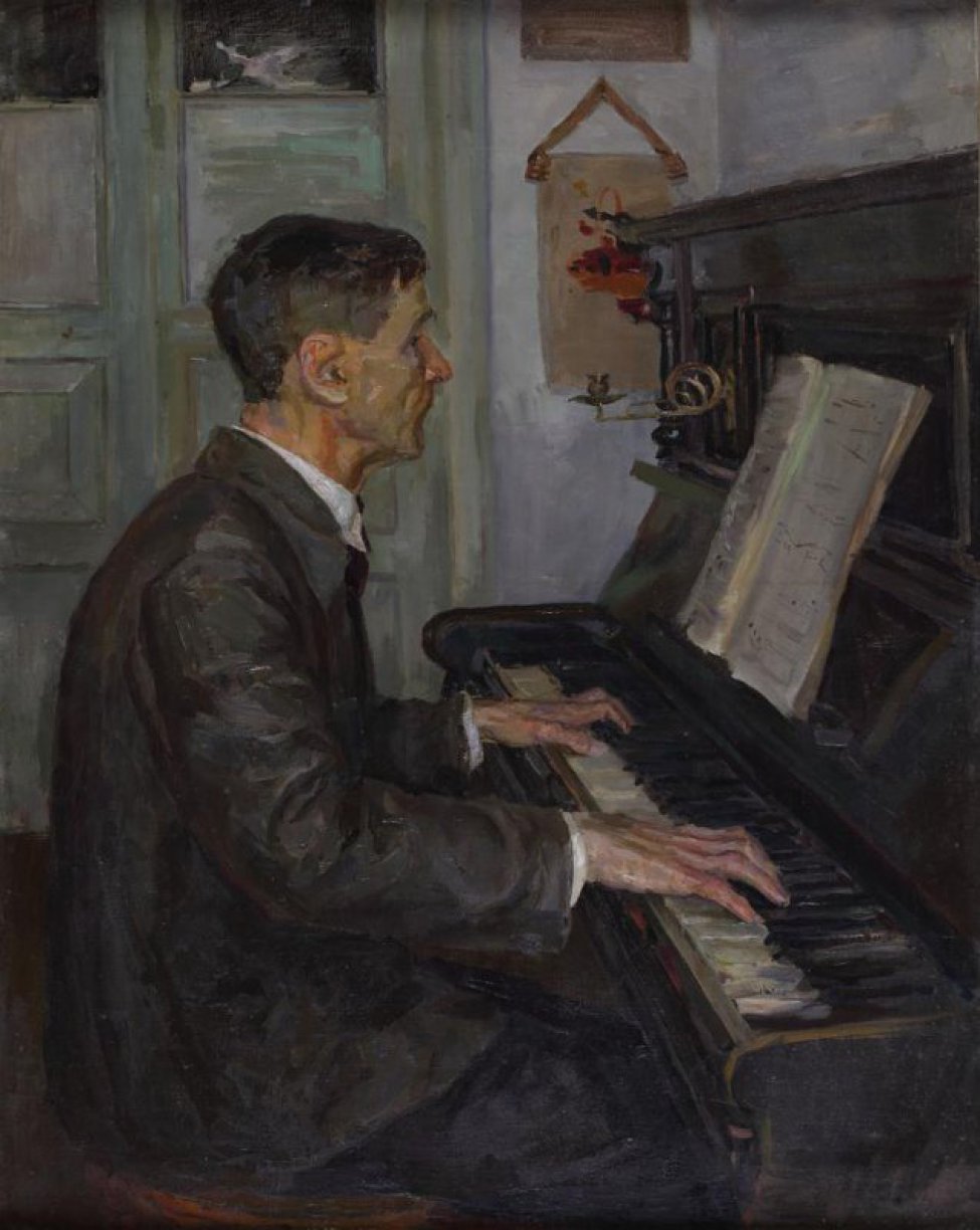 Дано профильное (влево) изображение сидящего и играющего на пианино мужчины средних лет.