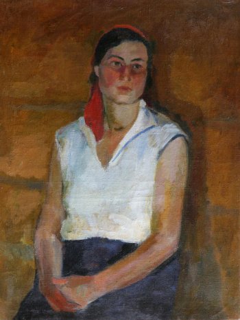 Изображена сидящая молодая темноволосая женщина в красной косынке, белой блузке, черной юбке.