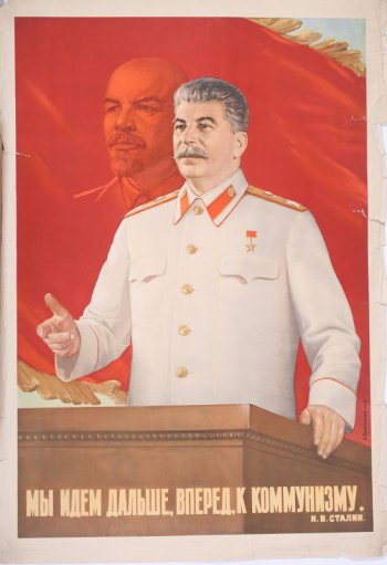 Изображен И.В.Сталин в белом кителе в форме Генералиссимуса Советского Союза на трибуне;  обернувшись влево, он правую руку приподнял, левой держит край трибуны. Внизу- слова т.Сталина. Доном служит красное знамя с бахромой, на котором изображен портрет В.И.Ленина в 3/4 влево.