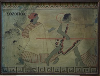 В стиле античного фриза изображены шагающий вправо воин с красным копьем и идущая в противоположную сторону девушка, оглядывающаяся в сторону воина. По верхнему и нижнему краям - греческий орнамент.