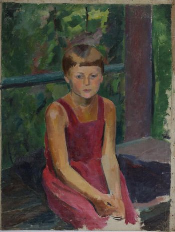 Изображена сидящая светловолосая девочка, круглолицая, с челкой, в красном сарафане.