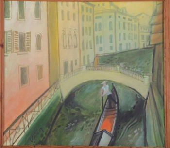 Изображен удаляющийся среди домов речной канал, управляемая человеком гондола. Через водное пространство перекинут мостик с пешеходом.