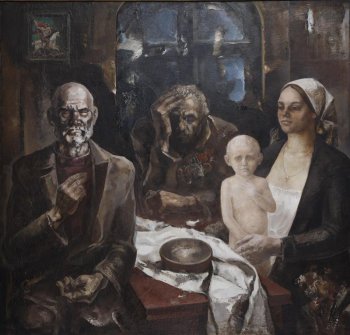 Изображен групповой портрет в интерьере. Вокруг прямоугольного стола с пустой круглой чашей в центре на скомканной светлой ткани - фронтальное изображение двух мужчин и женщины с обнаженным мальчиком на коленях.