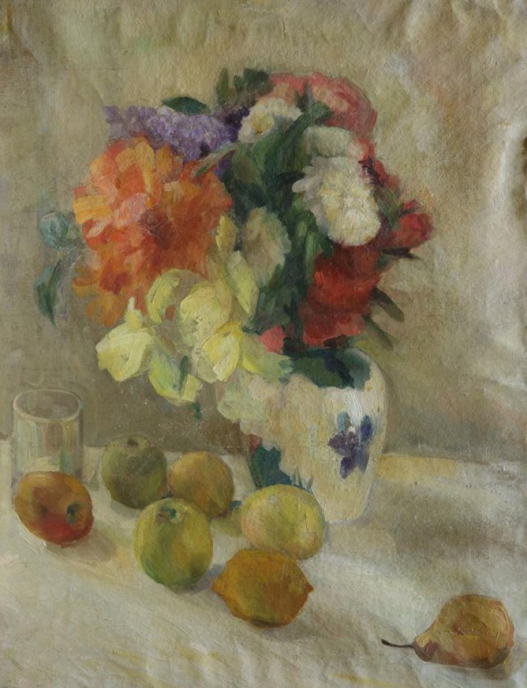 Изображена белая ваза с лиловым рисунком, наполненная цветами - желтыми ирисами, сиренью и др. Около вазы на белой скатерти стола лежат пять яблок, лимон и груша. Слева стоит стакан с водой.