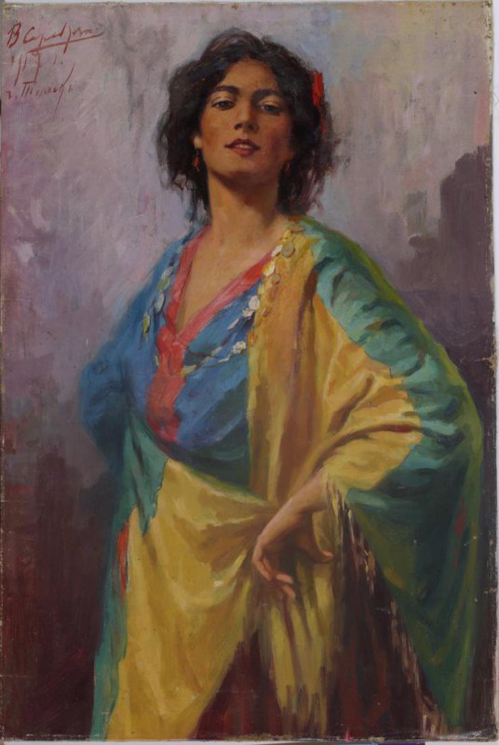 Дано поколенное изображение стоящей "подбоченясь" молодой темноволосой женщины в яркой бирюзово-желтой одежде с красной  оторочкой, с манистами на шее.