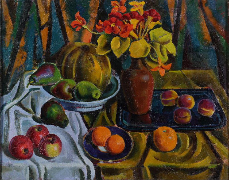 На фоне разноцветной драпировки изображен натюрморт на столе: цветы в глиняном кувшине, рядом фрукты.