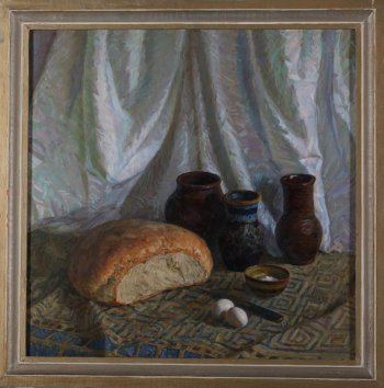 На фоне драпировок изображен натюрморт с караваем хлеба и кринками.