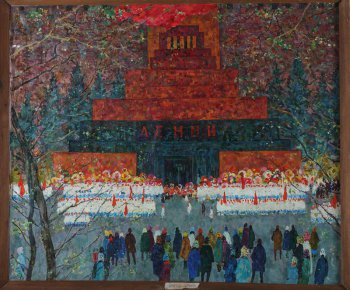 Изображено здание Мавзолея Ленина. Перед ним стоят отряды пионеров с красными флагами и группа людей на площади.