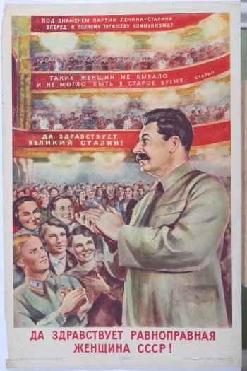 Изображен справа т.Сталин в тужурке. Вокруг него женщины различных профессий и мужчины приветствующие т.Сталина аплодисментами.На втором плане красные полотнища с лозунгами: