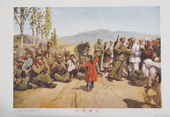 Изображены солдаты с винтовками, около дороги ; один играет на губной гармошке, двое  хлопают в ладони в  такт пляшущей девочке. Внизу 4 иероглифа.