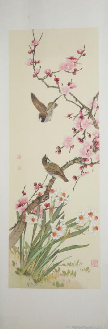 Изображена ветка дерева с розовыми цветами; на ветке сидит птичка. Другая птичка летает над ней. Внизу белые цветы с длинными зелеными листьями.