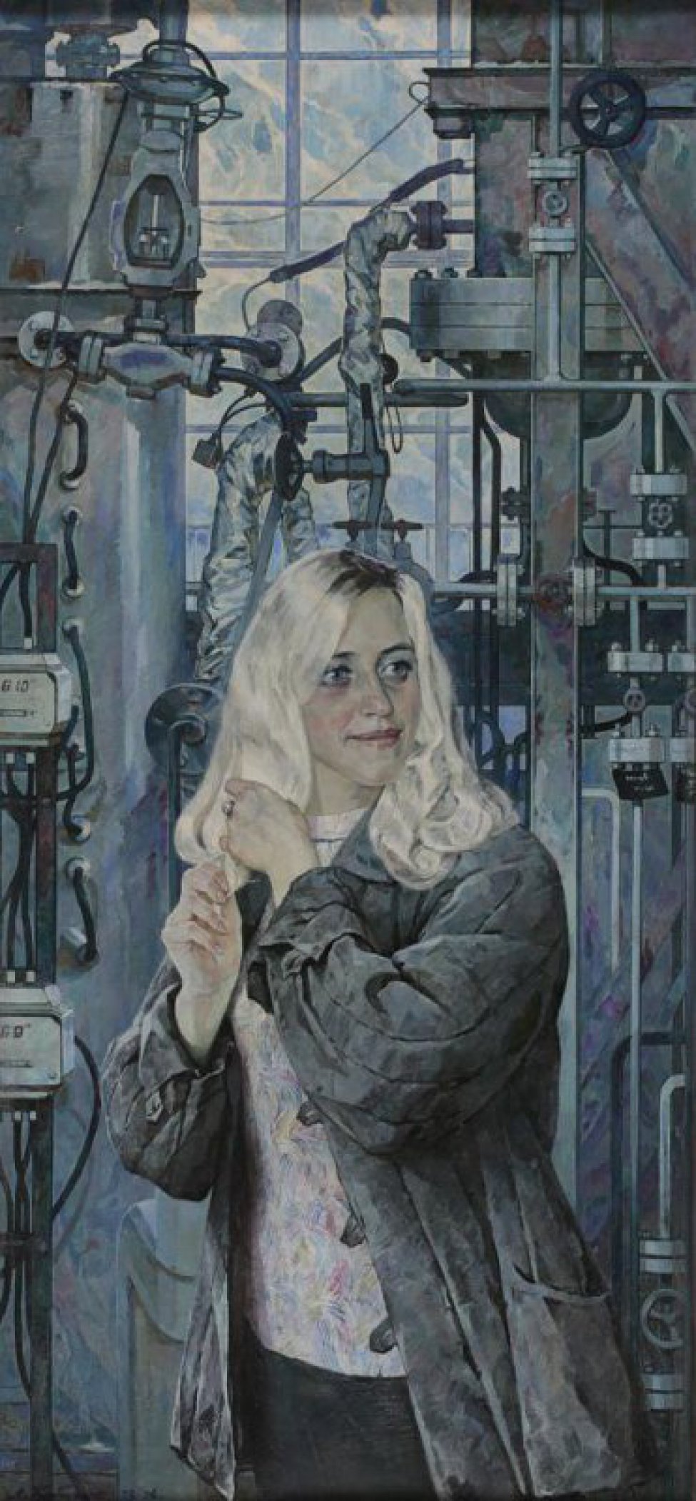 Поясное изображение молодой женщины с распущенными светлыми волосами до плеч, одетая в стеганую серую куртку.женщина изображена на фоне сложных, производственных химических установок.