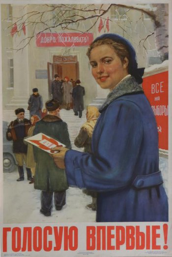 Изображена молодая девушка в синей шапочке и синем пальто, держащая в левой руке плакат-открытку 