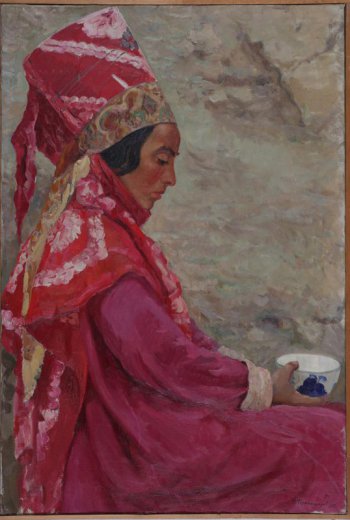 Дано профильное изображение сидящей молодой женщины в красном национальном костюме с пиалой в руках.
