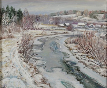 Изображен зимний сельский пейзаж с полузамерзшей речкой по центру холста.
