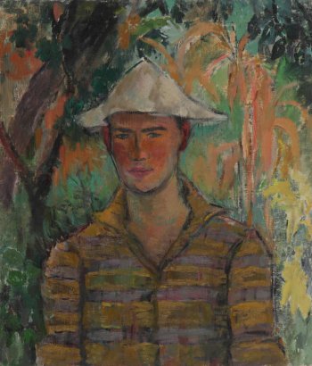 На фоне изогнутого ствола дерева и зелени дано поясное изображение молодого человека с голубыми глазами, в светлой треугольной шапке и полосатой рубашке.
