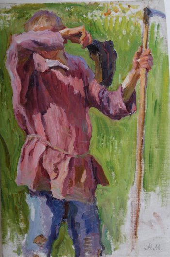 На фоне травы поколенное изображение мужчины в розовой рубахе, голубых штанах. В левой руке коса, поставленная на землю. Рукавом правой руки он вытирает лицо. В руке фуражка с красным кантом.