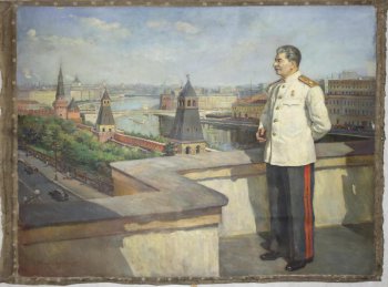 Сталин изображен в белом кителе, форме генералиссимуса. Он стоит на балконе, в левый профиль к зрителю, в правой части картины, на фоне пейзажа Москвы. Левую часть картины занимает изображение уходящей вдаль части Кремля с башнями и стеной, Москва-реки и московских зданий.