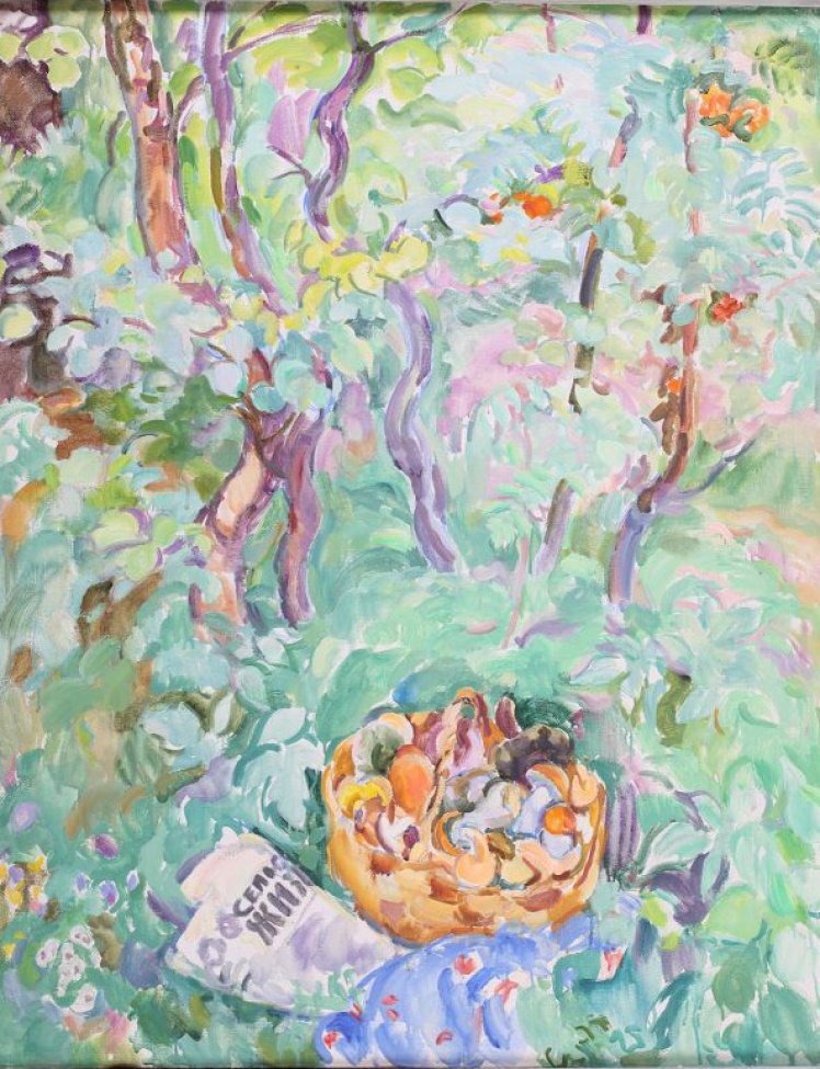На фоне яркого изображения сада на первом плане дано изображение корзины с грибами, рядом свернутая газета с названием "Сельская жизнь".