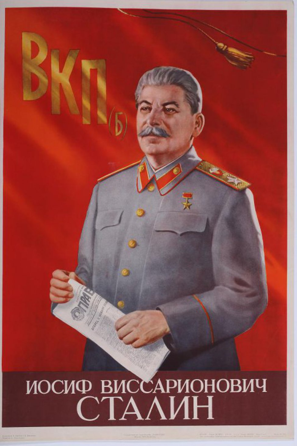 Поясное изображение Иосифа Виссарионовича Сталина, он одет в китель со звездой на груди. Голова и корпус повернуты немного влево; в руках держит газету "Правда". Фон - красное знамя; слева вверху - буквы ВКП (б).