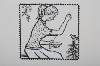 Изображена сидящая в правом повороте девушка в кофте и юбке, вышивающая на пяльцах.
