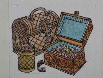 Изображены закрытый сундук, распахнутый наполненный ларчик, туесок  с ягодами и гребенка.