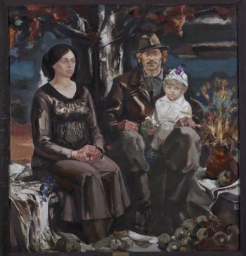 Изображена молодая семья, сидящая на скамейке под деревом. На коленях мужчины сидит мальчик.