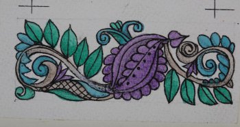 Изображена композиция из сиреневого лепестка в наклон, от него два серых завитка с зелеными и голубыми листьями.