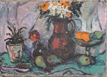 В центре композиции изображены кувшин с белыми и оранжевыми цветами и фрукты, лежащие в вазе и на столе. Живопись яркая, декоративная. Мазки открытые, фактурные.
