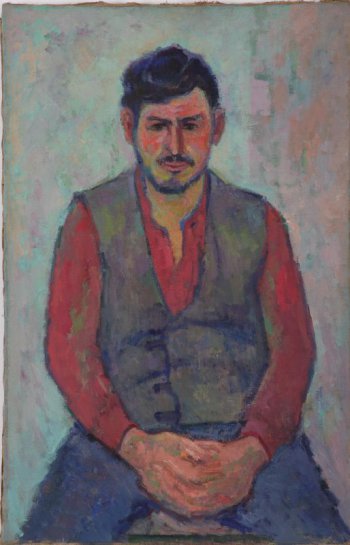 Изображен сидящий молодой человек в фас, с усами и бородкой, темноволосый и темноглазый, в красной рубашке с распахнутым воротом, в жилетке, синих брюках. Руки сложены в 
