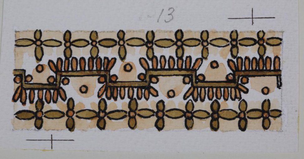 Изображен в коричневатой гамме зигзагообразный с "гребешками" орнамент.