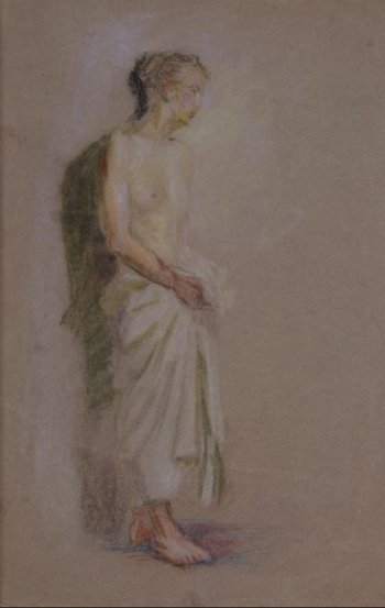 Изображена обнаженная по пояс женщина. Правой рукой она придерживает белую драпировку, закрывающую нижнюю половину тела.