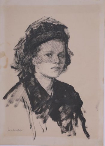 Погрудно 3/4 повороте  вправо изображена молодая женщина с  короткими волосами в шляпе с вуалью; взгляд устремлен на зрителя.