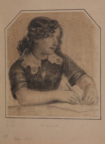 Поясное изображение в легком повороте вправо сидящей за столом темноволосой, кудрявой девушки в темном платье  с светлым кружевным воротничком; на груди медальон, в руках ручка.