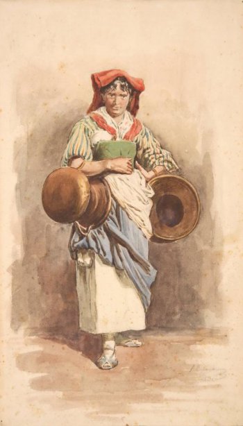 Изображена в рост молодая женщина с красным покрывалом на голове, в полосатой кофте и голубой юбке, сандалиях; в руках женщина держит два кувшина.