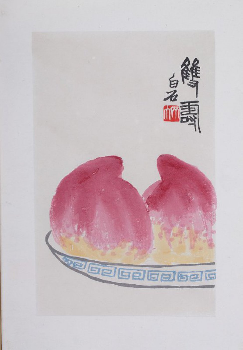Изображены два крупных  персика, лежащих на тарелке, украшенной геометрическим  орнаментом. Справа вверху 5 иероглифов.