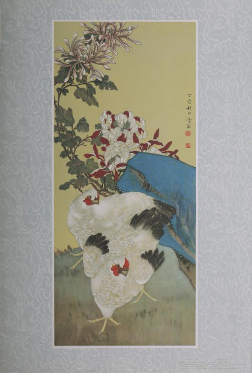 На переднем плане изображены две белых нахохлившиеся курицы и две ветки хризантем. Головы кур обращены вправо, концы крыльев и хвосты- черные.