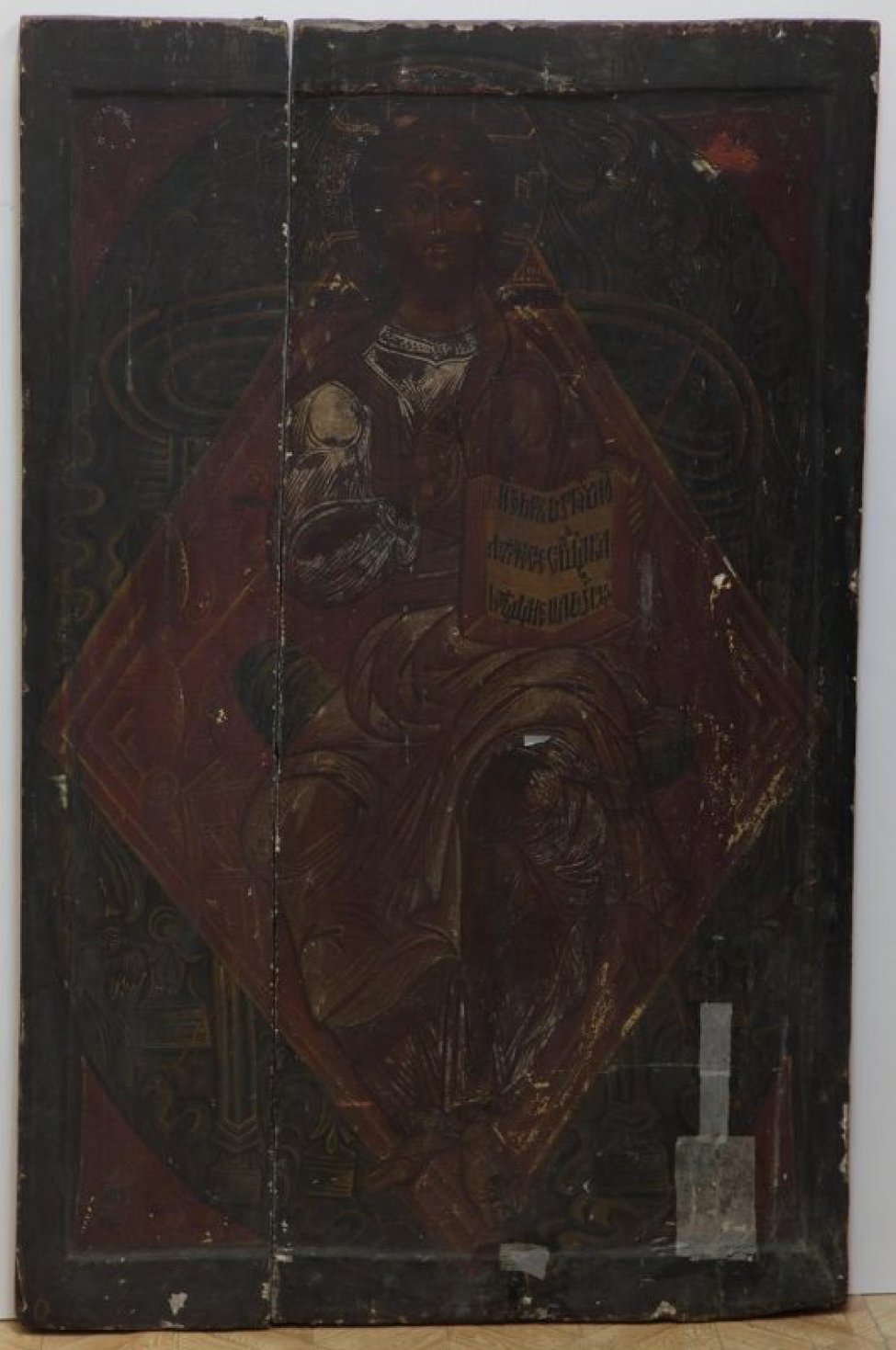 Доска: Доска из 2 частей с ковчегом, с двумя врезными шпонками.
Изображен Христос, сидящий на троне, с Евангелием, в светло-красной верхней одежде. Изображение заключено в красный ромб.