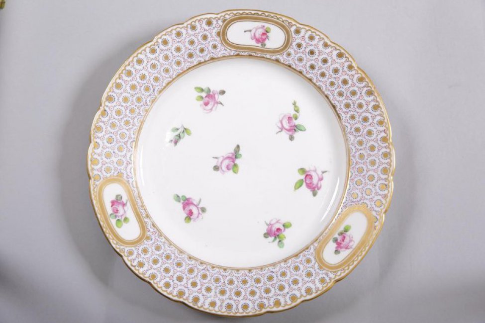 тарелка мелкая, белая, с волнистым, золоченым краем; украшена декоративной и цветочной росписью: на зеркале вразброс семь веточек роз.