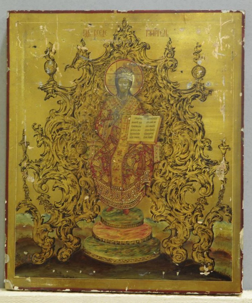 Доска: Икона без выемки, с врезными шпонками.
Изображен Господь Вседержитель на троне в богатых красного цвета с растительным орнаментом одеждах, с евангелием в руках.
