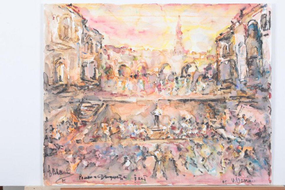 В центре композиции изображена городская площадь с большой группой людей. Вдали - архитектурный пейзаж.