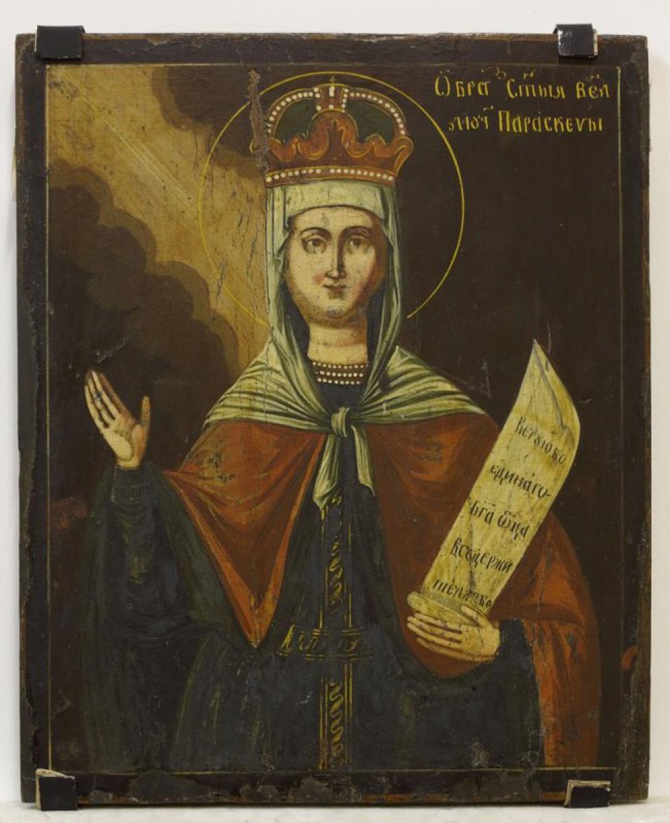 Доска: Доска цельная, без ковчега, с  двумя врезными встречными шпонками.
Победренное изображение святой с короной и белым платом на голове, на плечах - красный плащ, платье сине-зеленое с желтым волнистым узором в центре и на поясе. Правая рука поднята в молитвенном жесте, в левой развернутый вверх свиток с надписью. В верхнем левом углу между коричневых облаков изображен желто-белый поток света. Фон средника темно-коричневый, опушь красная. В правом верхнем углу желтая надпись:"Обра Стыя Велмуч Параскеvы"
