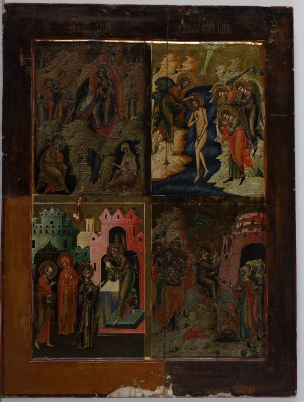 Доска: доска из 2-х частей, с ковчегом, с двумя врезными встречными шпонками.
В среднике расположены 4 клейма, разделенные в центре золотой полосой: 1-"Рождество Христово". На фоне горок в верхней части клейма изображена сцена поклонения волхвов, в нижней - сидящие на фоне пещер слева - Иосиф, справа -женщина с младенцем Христом на коленях, между ними - старец с посохом. 2-"Богоявление" - на фоне синего потока изображен в рост обнаженный Христос, в развороте к стоящему на левом берегу Иоанну Предтечи. На правом берегу - три склоненных в поклоне ангела. В центре вверху, исходящий из сегмента луч. 3 -"Сретение" - на фоне архитектуры на темном поземе изображены: справа на двухступенчатом подножии св. Симеон, держащий на покровенных руках младенца Христа. Перед ним Богоматерь, за ней св. Анна и Иосиф. 4-"Вход в Иерусалим" -в центре на белом осле восседает Христос. Правой рукой он благословляет выходящих из ворот старцев. Голова Христа повернута к идущим за ним апостолам. Фон в клеймах и нимбы золотые. Поля - светло-коричневые, опушь двойная красно-коричневая.