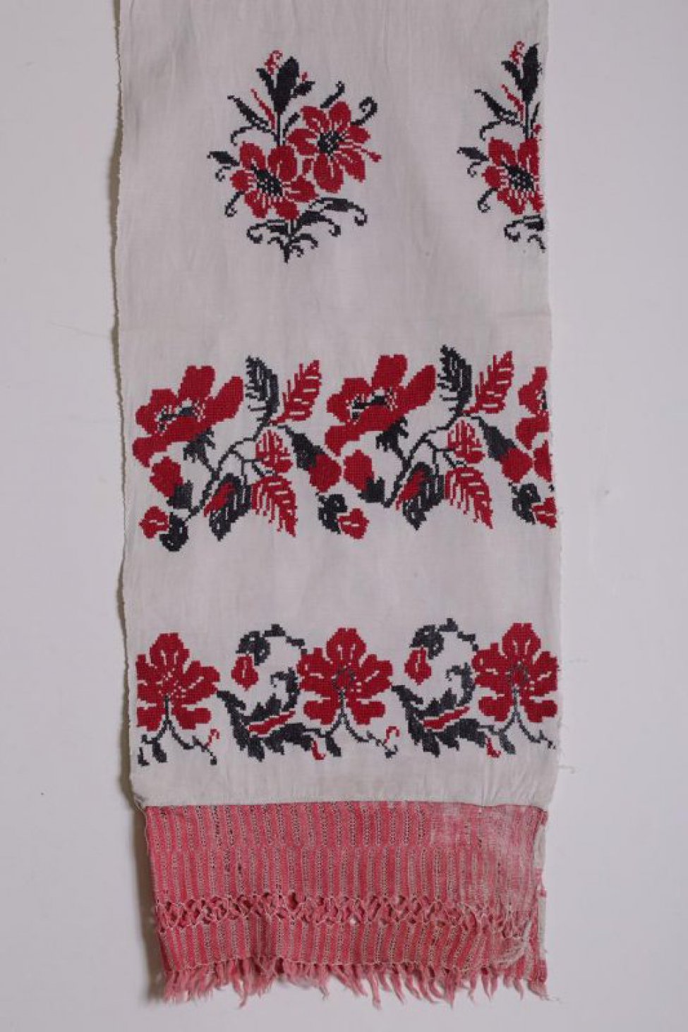 Цветочный орнамент, концы полотенца выполнены ажурным ткачеством с мережкой по краю.