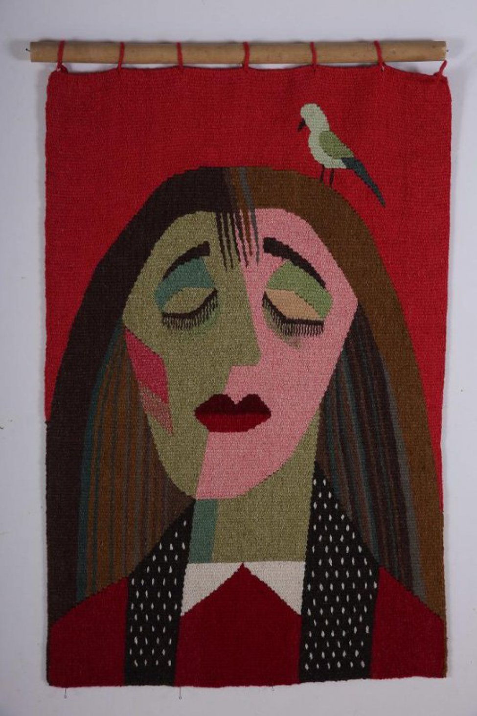 На красном фоне погрудное стилизованное изображение женщины с темными волосами и маленькой птичкой на голове