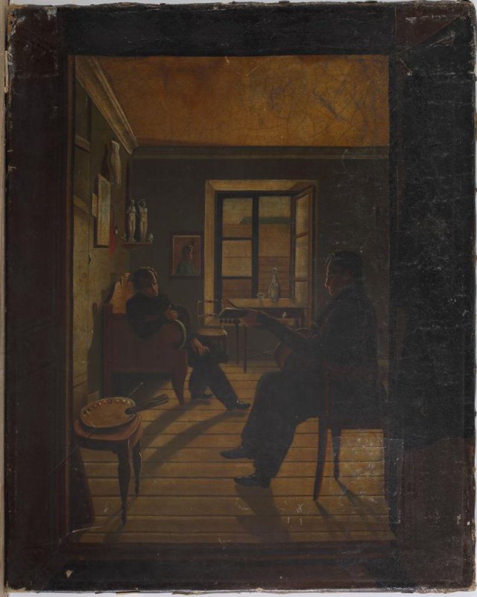 Изображена мастерская художника с одним окном, где находятся двое юношей, один из них, сидя на стуле, играет на гитаре, другой, на диване справа напротив него, слушает.