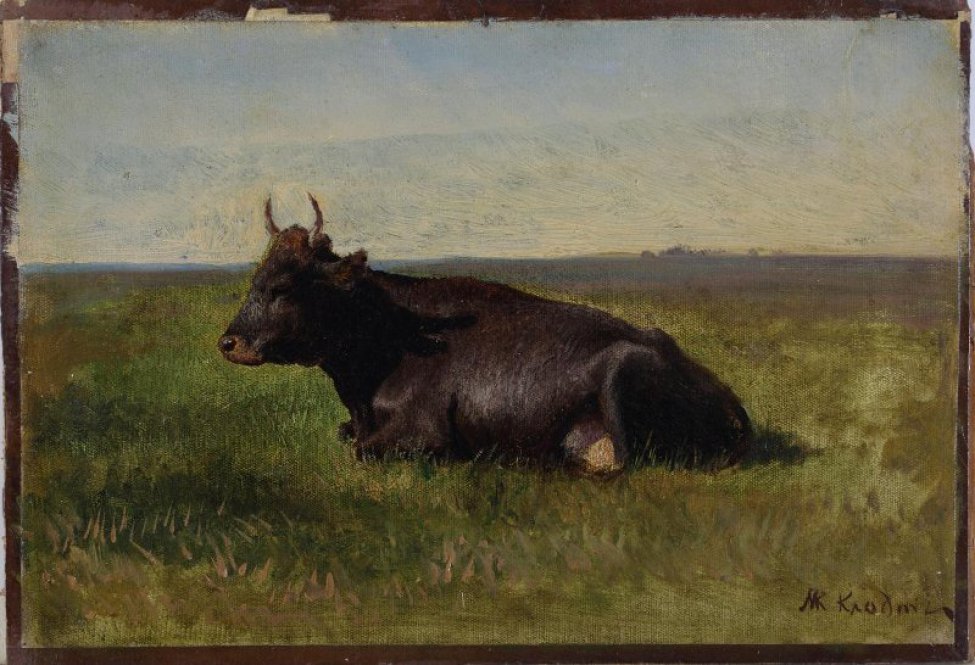 Изображает лежащую на зеленом лугу темную корову с маленькими рожками, обращенную мордой влево.
