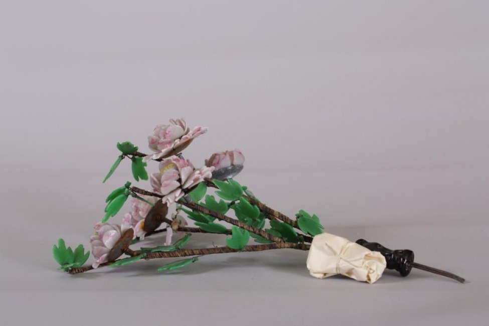 Ветка розовых пионов из стекла. Состоит из пяти цветков, расположенных на пяти стеблях с 43 зелеными листьями.