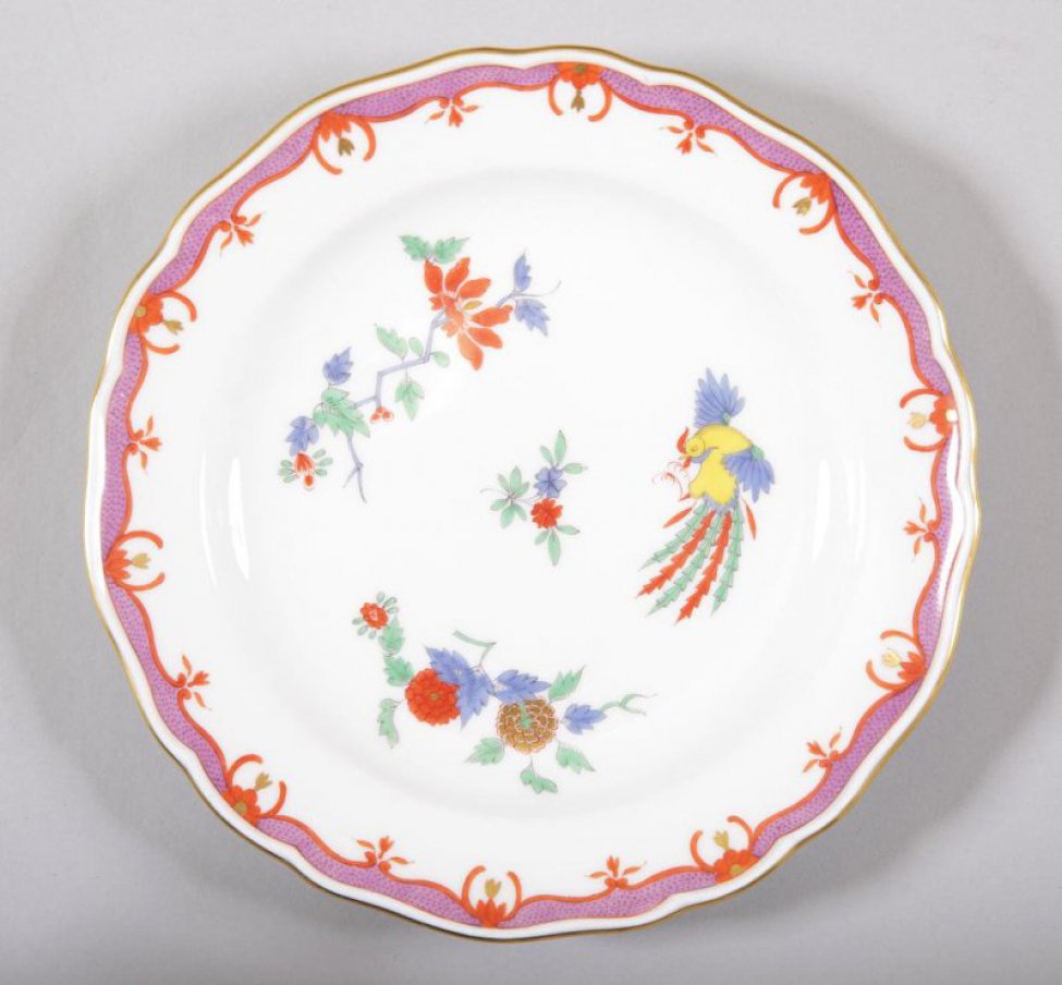 Тарелочка десертная с волнистым бортиком, сиреневой каймой и позолотой по краю. На зеркале -стилизованная цветочная роспись  с фигуркой фазана.